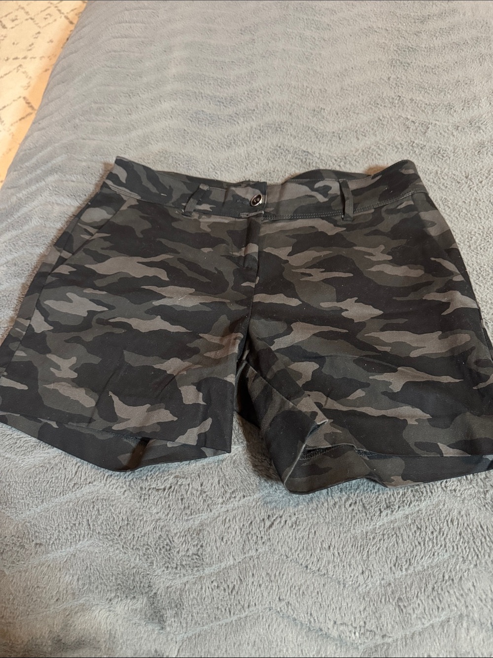 Isaac Mizrahi Black and Gray Camo Women’s Shorts